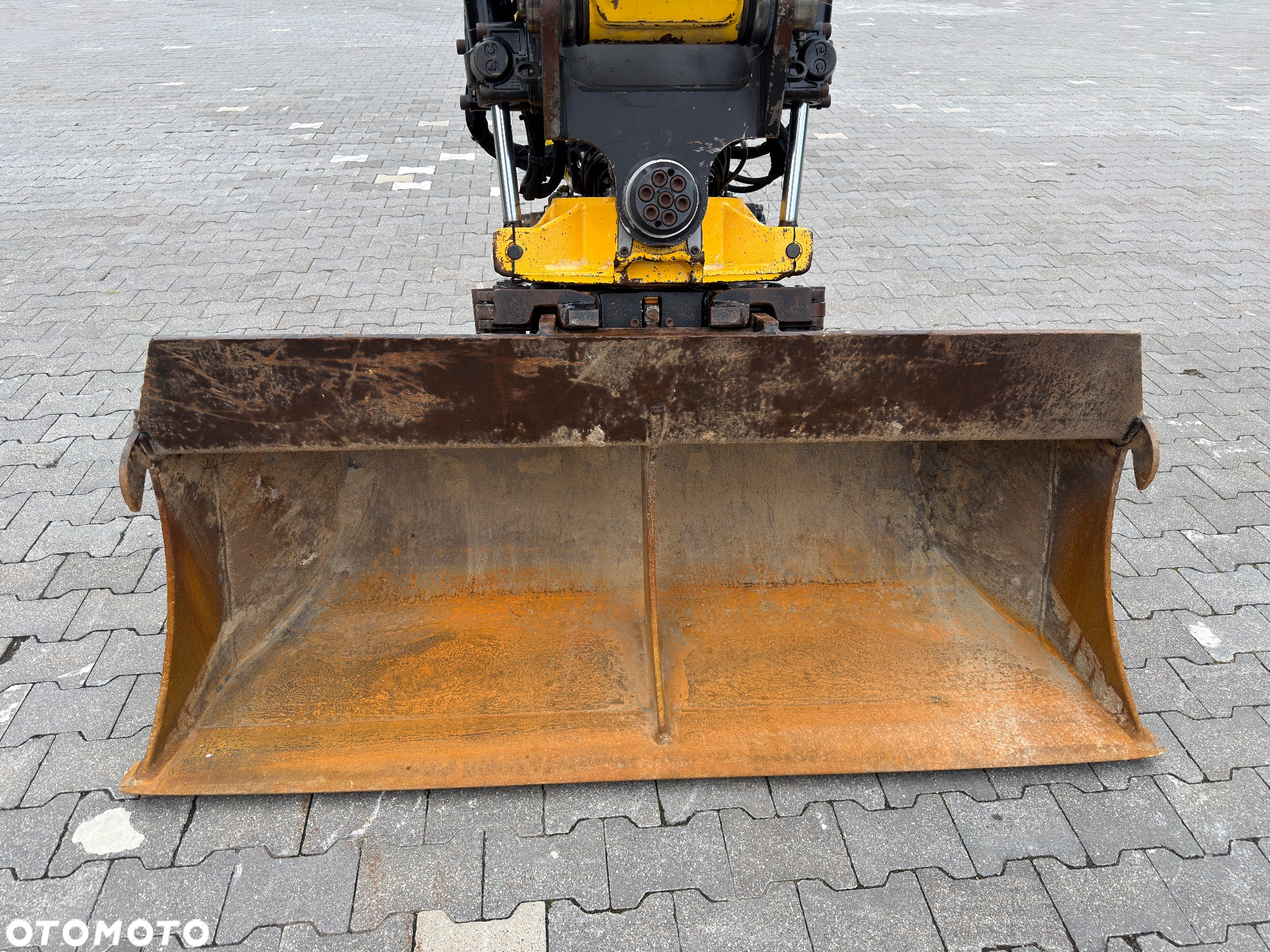 Komatsu PC138US